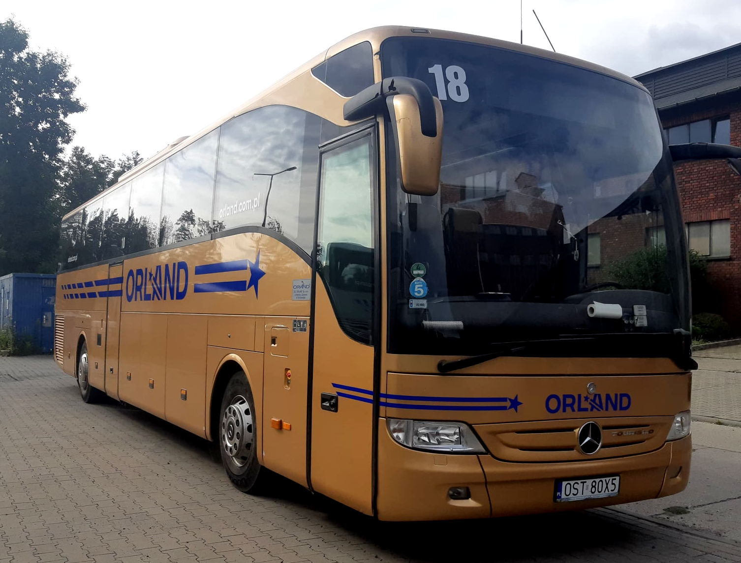 Goldener Mercedes Tourismo Reisebus von Orland