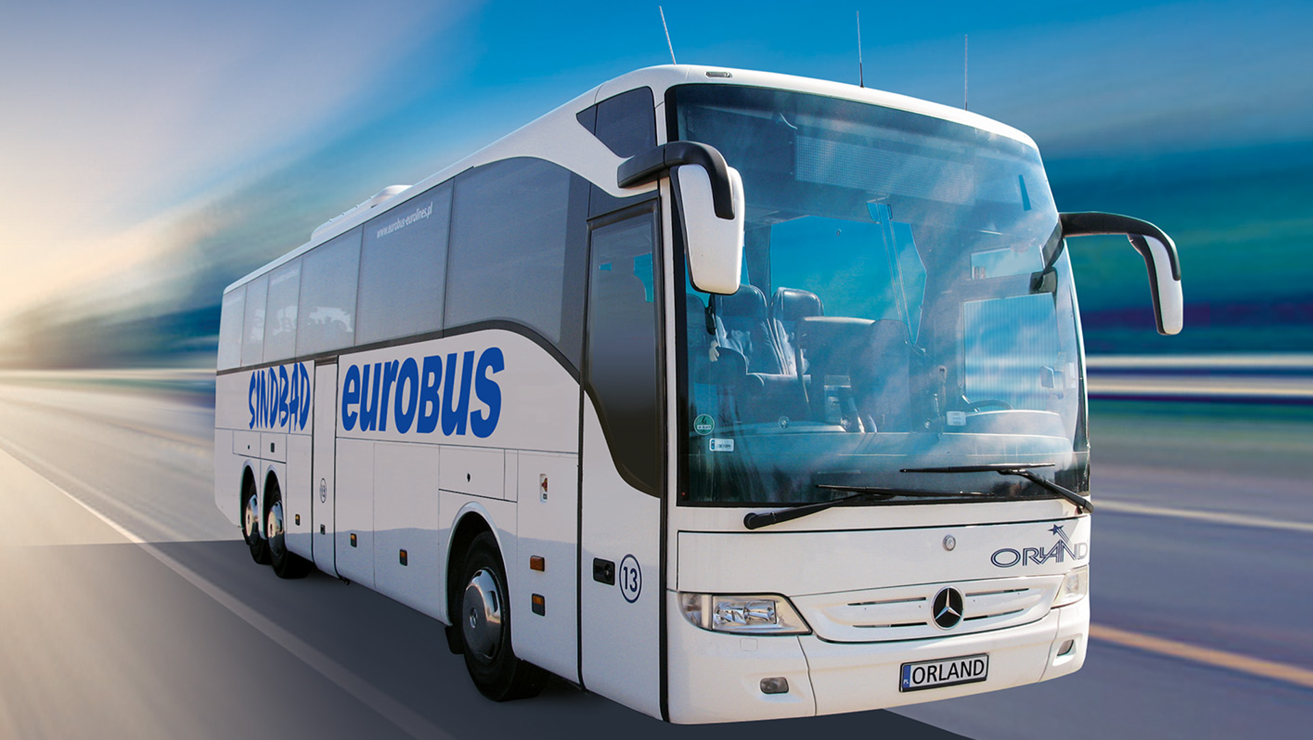 Moderner Orland Reisebus auf der Autobahn — Busreisen nach Polen