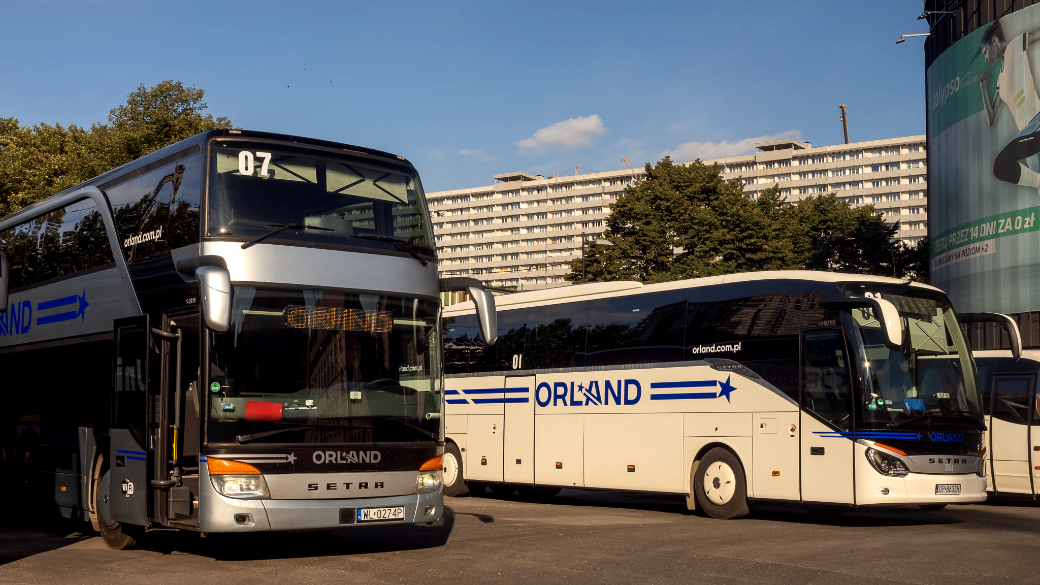 Zwei Orland Reisebusse für Gruppenreisen und Shuttle-Service